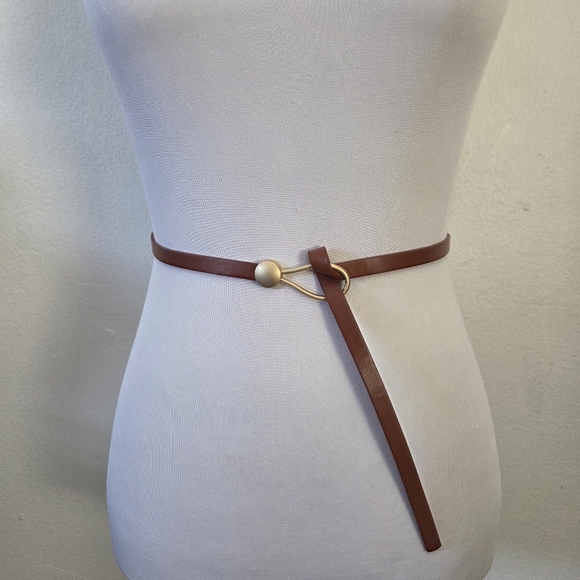 Brown thin belt with gold circular buckle - Picture 3 of 7
